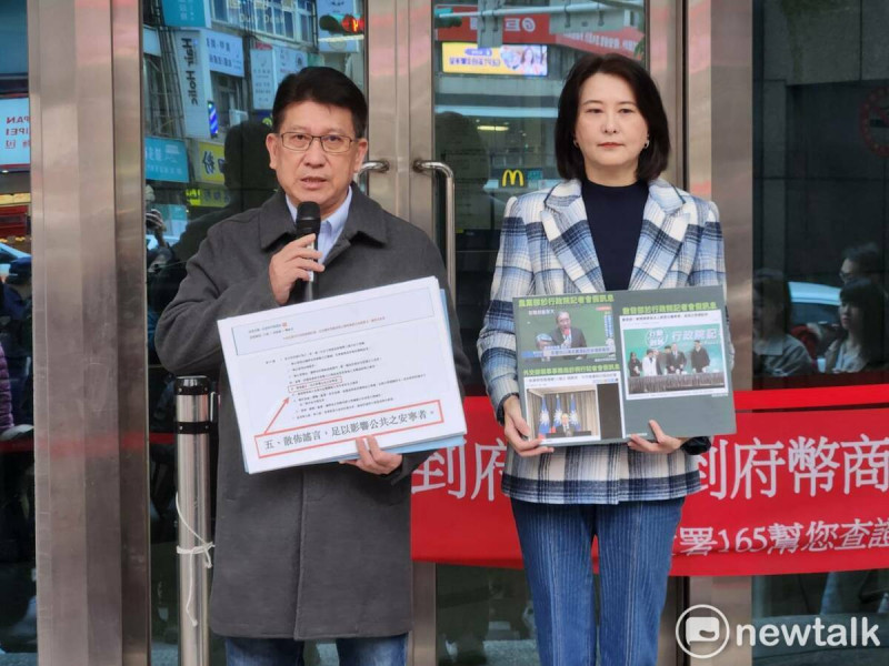 國民黨團書記長林思銘、副書記長王鴻薇赴中正一分局告發行政院違反社會秩序維護法。   圖：黃建豪/攝