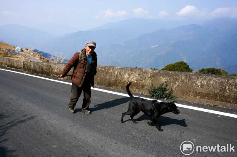 今年（2025年）102歲的老榮民張天佑每天都會和他的狗狗在華崗的山路散步，他們倆的身影幾乎就是華崗的日常風景。張天佑終身未婚，他把他的狗狗當兒子養，對他寵愛有加。   圖：張良一/攝