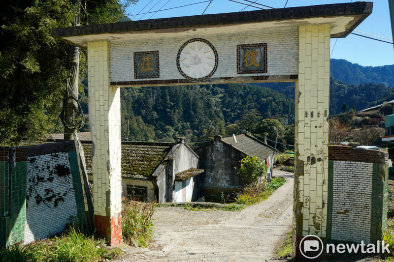 華崗『復莊』入口的牌樓磁磚剝落，青天白日國徽上的顏色褪去，老態模樣處處顯現歲月的痕跡，也見證榮民曾在此墾地種田的一頁。榮民和他們的後代一個個離開後，現在變成是上山種田的農民和東南亞移工的住所。   圖：張良一/攝