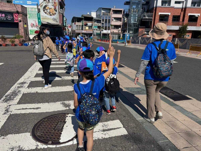 為推廣學童「舉手過馬路」安全運動，臺南市教育局邀請大光國小學生演出生活情境行動劇，傳達安全過馬路正確觀念，生動活潑的示範贏得與會人員一致好評。   圖：台南市政府提供