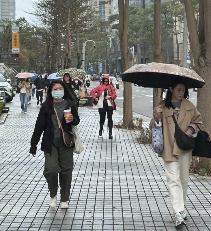 今日起東北季風增強，北部及東北部等迎風面地區有短暫雨。   圖：民眾／提供