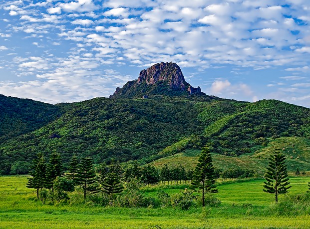 墾丁國家公園內嶙峋的大尖山與藍天綠地勾勒出美麗的地景。   圖：內政部/提供