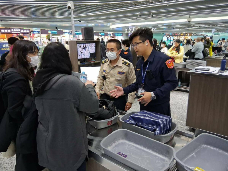 替代役役男協勤安檢線隨身行李檢查，讓旅客通關更加順暢。   圖：內政部提供