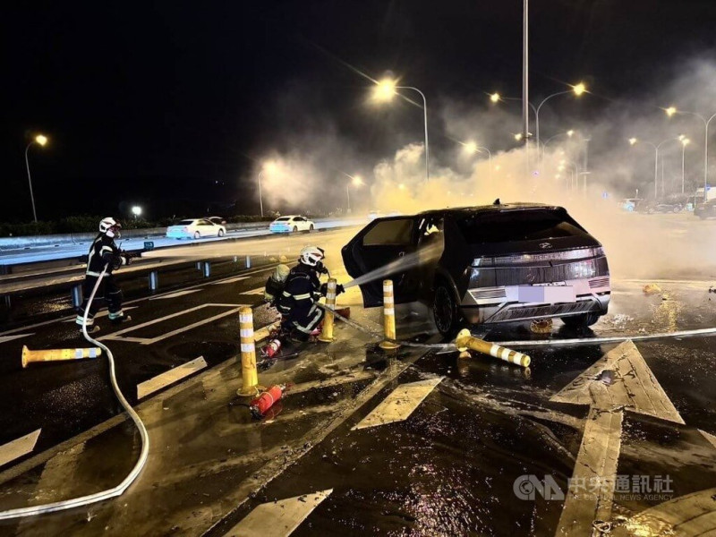 桃園市政府消防局25日晚間接獲報案，指國道1號楊梅休息站有車輛起火燃燒，消防人員到場搶救，初步了解現場疑為電動車自撞分隔島，總共有8名患者，其中5人被救出時無呼吸心跳、送醫搶救中。   圖/中央社（翻攝照片）