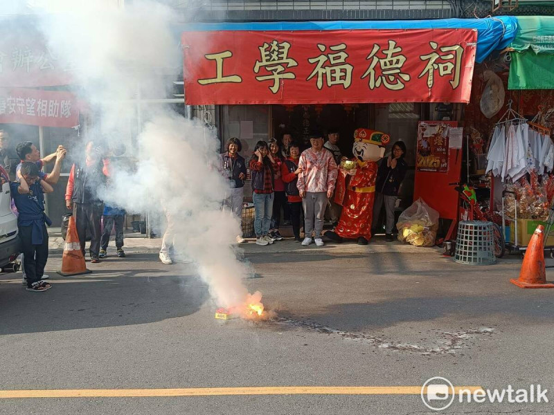 工學福德祠放鞭炮慶祝。   圖：唐復年/攝