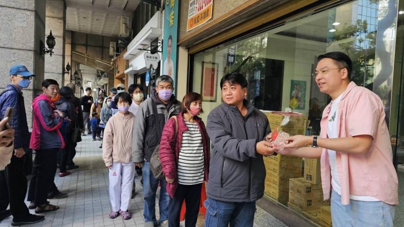 黃文益(右一)親自在服務處發送賴清德總統及陳其邁市長一元福袋。   圖：民進黨高雄市黨部／提供