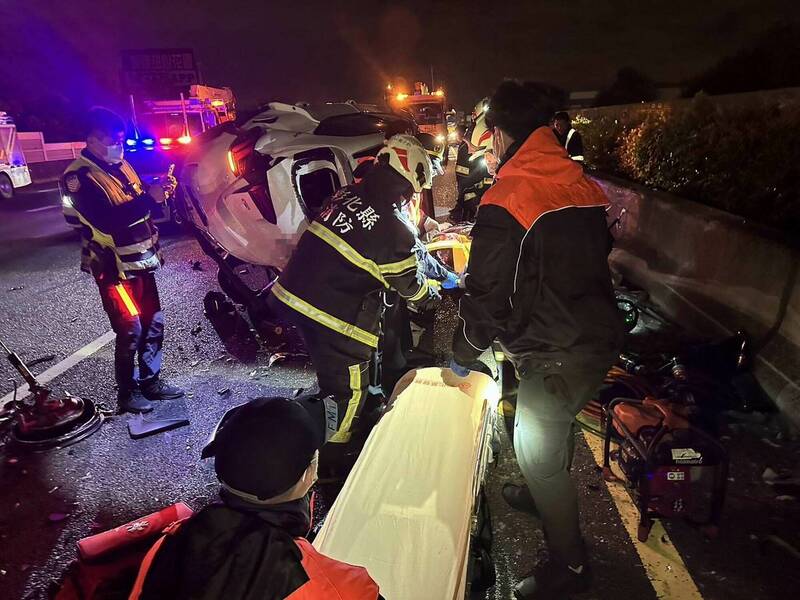 國1彰化路段26日深夜發生重大車禍，4輛車撞成一團，1名女子救出時已呈現OHCA，送醫後仍傷重不治。   圖：消防局提供