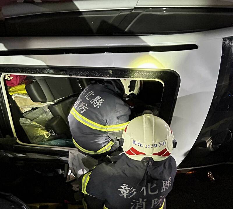 國1彰化路段26日深夜發生重大車禍，4輛車撞成一團，1名女子救出時已呈現OHCA，送醫後仍傷重不治。   圖：消防局提供