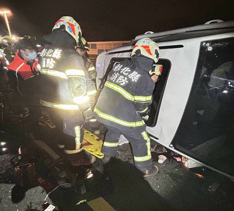 國1彰化路段26日深夜發生重大車禍，4輛車撞成一團，1名女子救出時已呈現OHCA，送醫後仍傷重不治。   圖：消防局提供