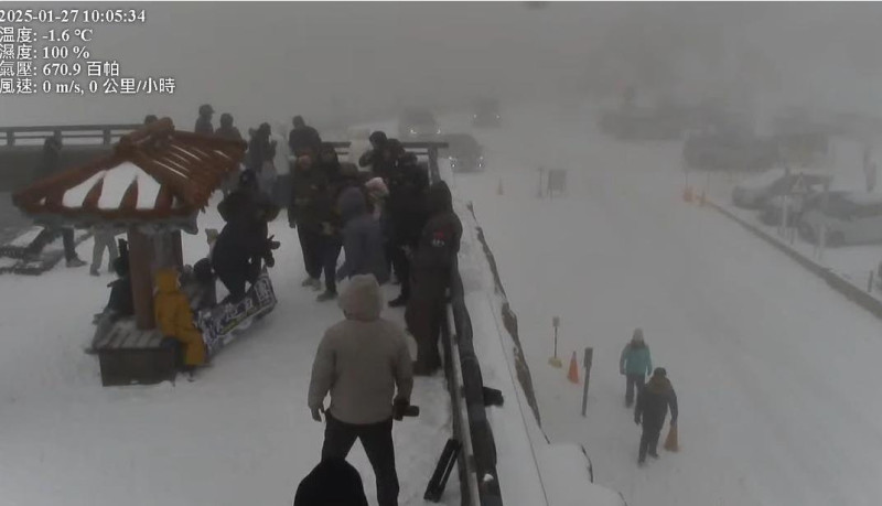 合歡山武嶺大雪紛飛。   圖：台灣即時影像監視器YT