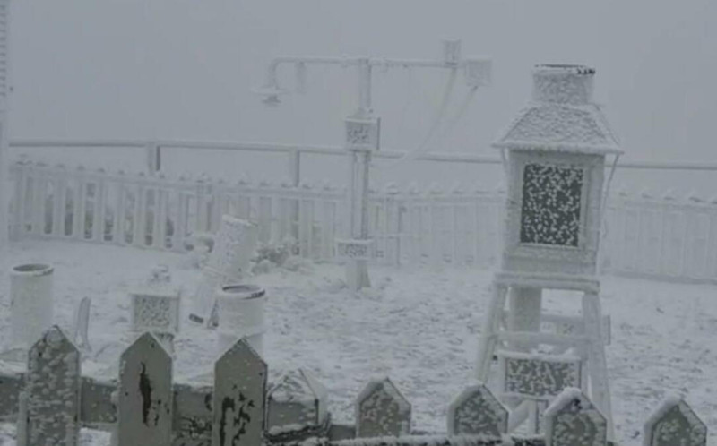 寒流挾帶水氣 玉山北峰下雪了！氣象署：今日3,000公尺高山易雪