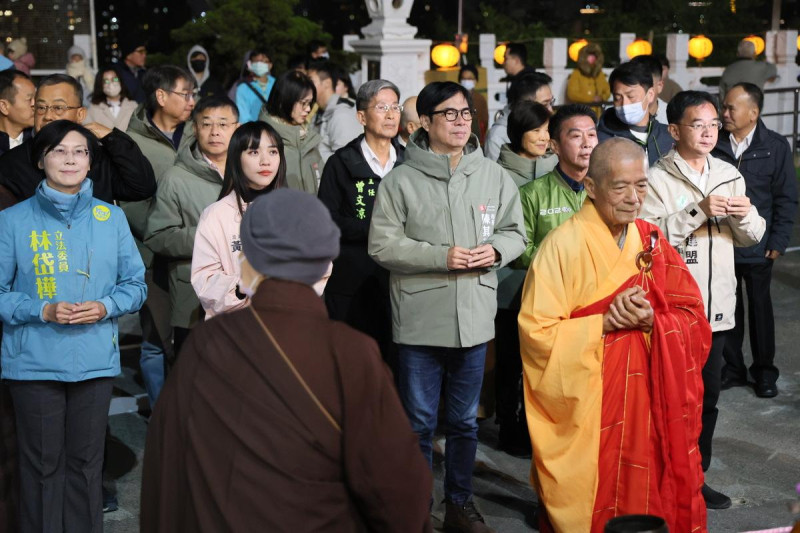 陳其邁(中)誠心祈求高雄平安、繁榮、進步。   圖：高雄市新聞局提供