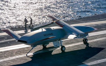 美國海軍將領稱，美軍的 MQ-25 「黃貂魚」無人加油機預計在 2025 年內完成試飛，並在 2026 年內部署至美軍航空母艦上，實現「有人與無人系統的協作」。圖為 MQ-25 無人機。   圖：翻攝自 @OmarBradley64 X 帳號