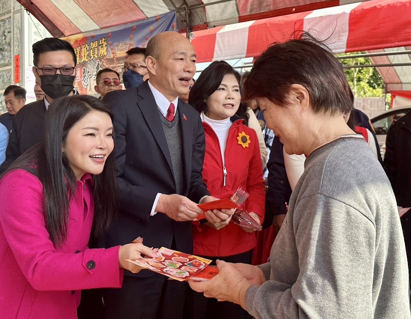 立法院長韓國瑜今天陪同妻子李佳芬回雲林娘家，並到西螺廟宇參拜發送開運福袋。   圖 : 中央社/提供