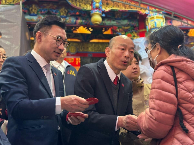 江啟臣陪韓國瑜發小紅包。   圖：江啟臣服務處/提供