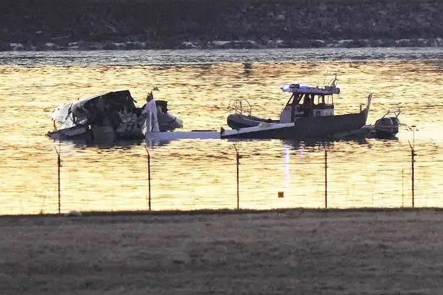 華盛頓特區雷根機場發生飛機相撞事件，客機與直升機皆墜入波多馬克河中，造成 67 人死亡，消防當局在現場打撈。   圖 : 翻攝自視覺中國