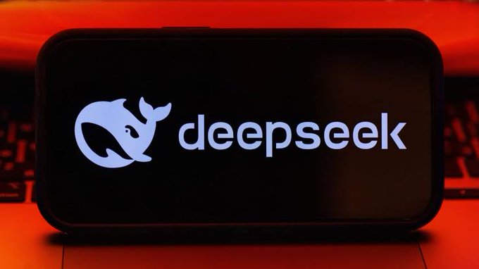 中國 AI 新創公司 DeepSeek 的快速崛起，不僅對科技市場帶來衝擊，也引發資安與隱私保護疑慮。   圖：擷自X帳號@InfoR00M