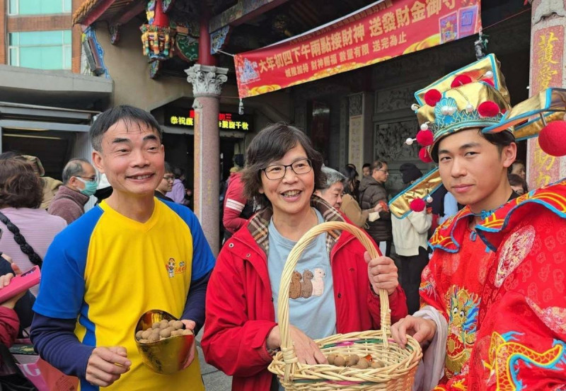 前立委蔡壁如，今天前往香火鼎盛的基隆護國城隍廟，為市民發放一顆顆象徵去除霉運的剝殼龍眼。   圖：取自蔡壁如臉書