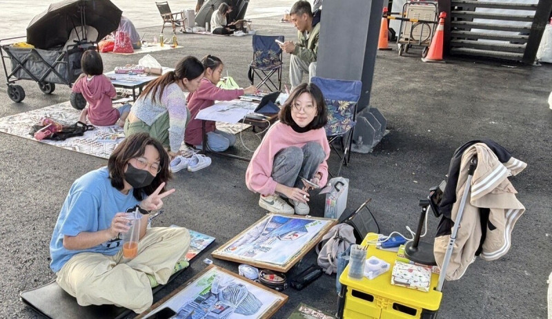 參賽者在港灣邊將城市風景帶入作品中。   圖：高雄市教育局提供