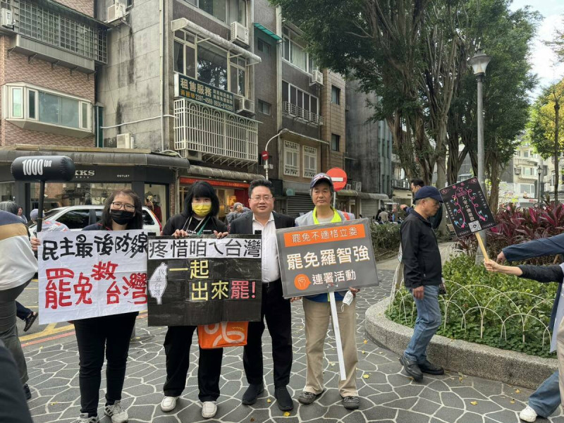 矢板明夫到大安區永康公園和罷免藍委羅智強的團體志工們交流。   圖：翻攝矢板明夫臉書