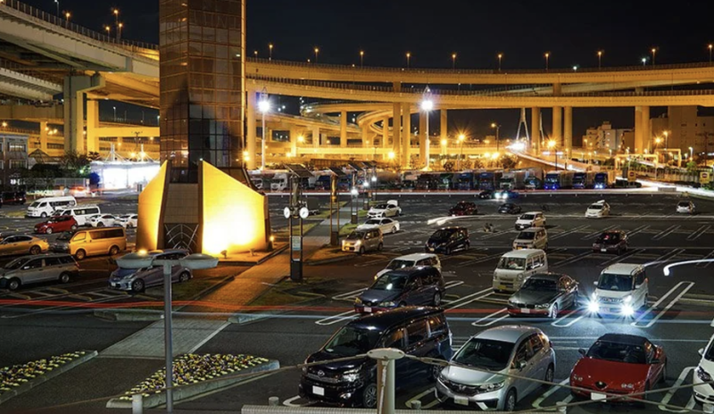 日本神奈川縣橫濱市首都高速大黑PA（大黑停車區），是國際知名車聚地點。    圖片來源：r/Yokohama