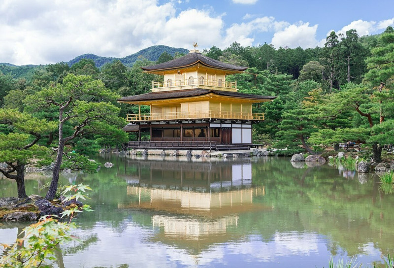 同樣具備名氣的京都府也被外國遊客喜愛。圖為鹿苑寺，別名金閣寺。   圖：翻攝自維基百科