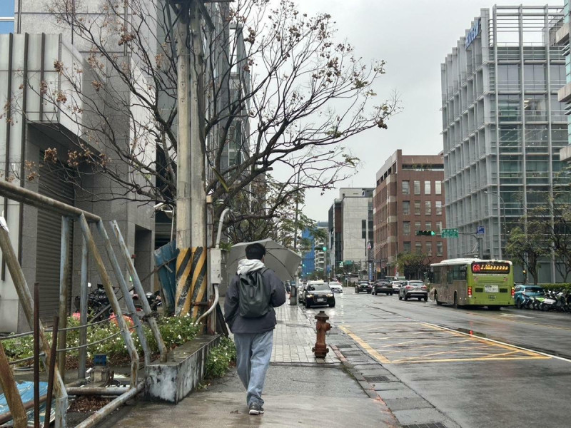 今(3)日強烈大陸冷氣團南下，各地氣溫下降，華南雲雨區東移，基隆北海岸及大台北山區有雨，北部、東半部地區及中南部山區有局部短暫雨。   圖：林岑韋／攝