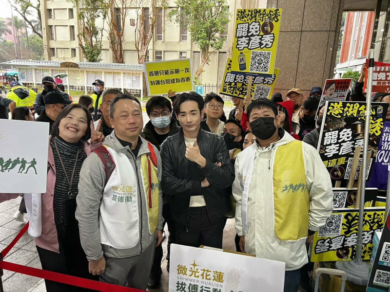 發起罷免國民黨立院黨團總召傅崐萁的公民團體「微光花蓮」今日前往中選會遞件。   翻攝自微光 shimmer.tw 臉書