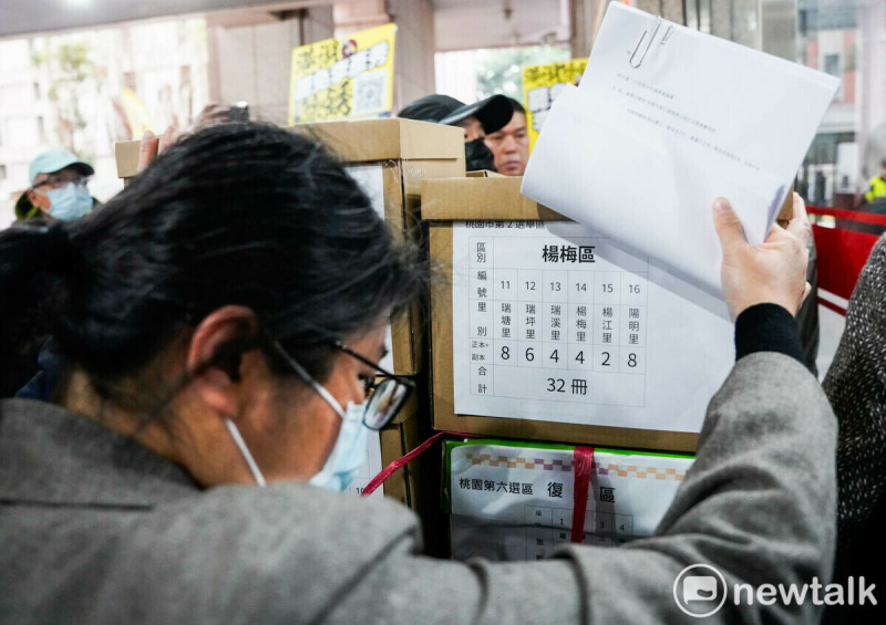 罷免桃選第二選區國民黨立委魯明哲的志工將罷免提議連署書送到中選會繳交。   圖：張良一/攝