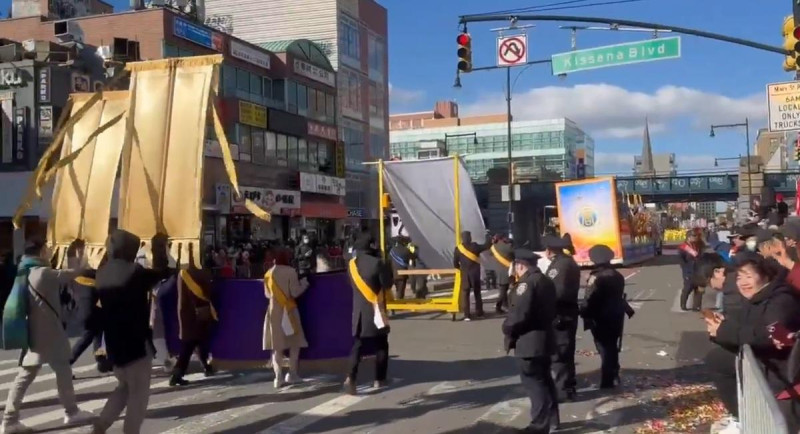 紐約法拉盛今年舉辦的新年遊行，沒了中國領事館參與各路同鄉會的滲透。   圖：翻攝自蔡桂華 X 帳號