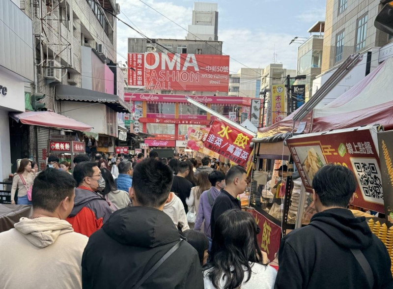 蛇來一中舞春市集吸引眾多人潮。   圖：台中市政府/提供