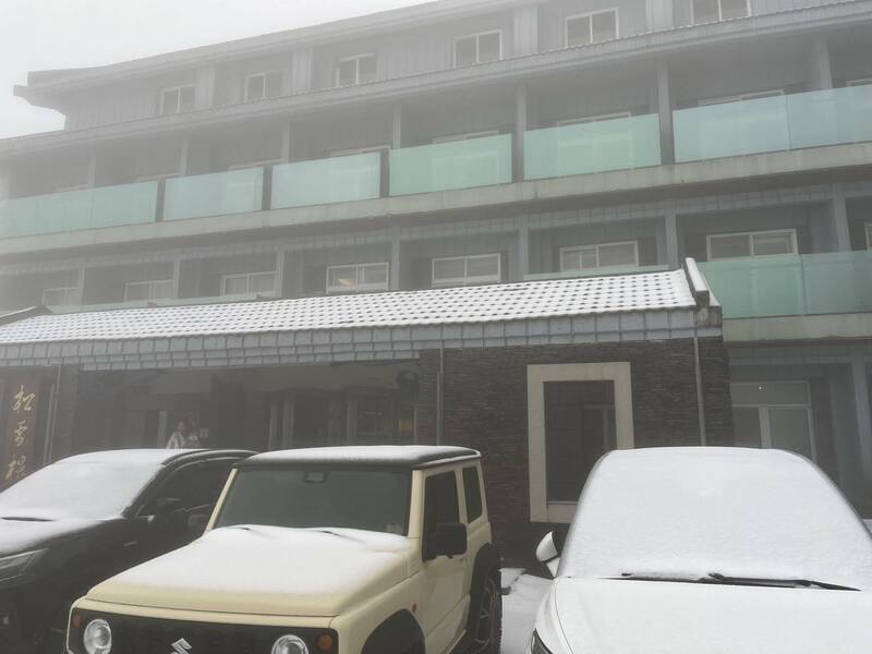 今日清晨松雪樓工作人員發現就連停車場的車輛也被白雪覆蓋，相當難得。   圖：林保署南投分署/ 提供