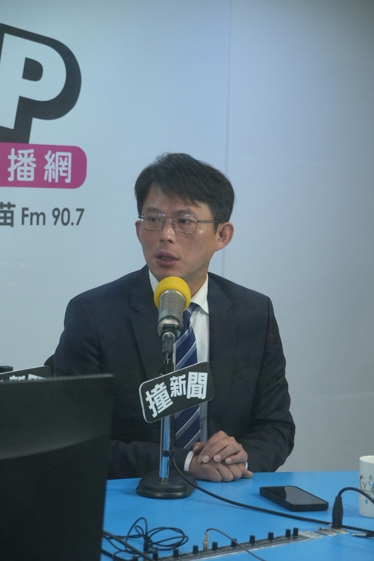 民眾黨代理主席黃國昌今（4）早在POP Radio《POP撞新聞》節目接受主持人黃暐瀚專訪。   圖：POP撞新聞提供