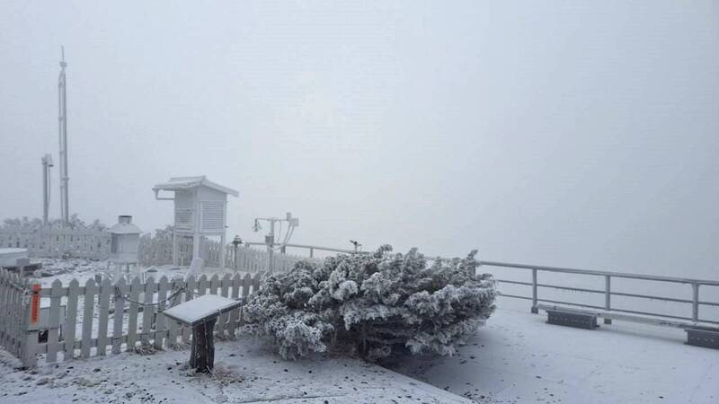 中午12時50起，玉山北峰開始陸續降下冰霰和雪花，積雪超過1公分，目前仍在持續降雪中。   圖：中央氣象署玉山氣象站 / 提供