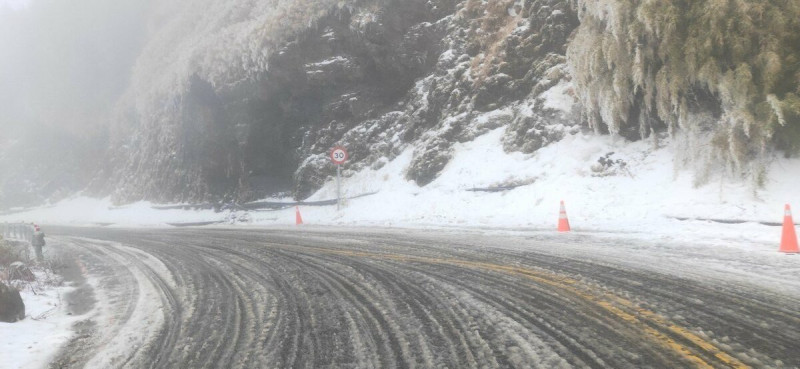 公路局宣布，今日晚間18時起，於台14甲線合歡山線翠峰至大禹嶺路段實施預警性封閉。   圖：公路局 / 提供