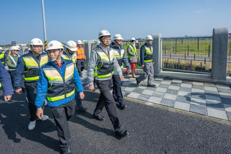 張善政視察航空城道路興建進度。   圖：桃園市政府/提供