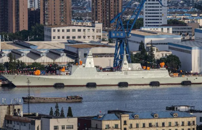 中國海軍打破傳統，選擇同時在主力大型軍艦和次一級的護衛艦方面下功夫。圖為中國新型護衛艦。