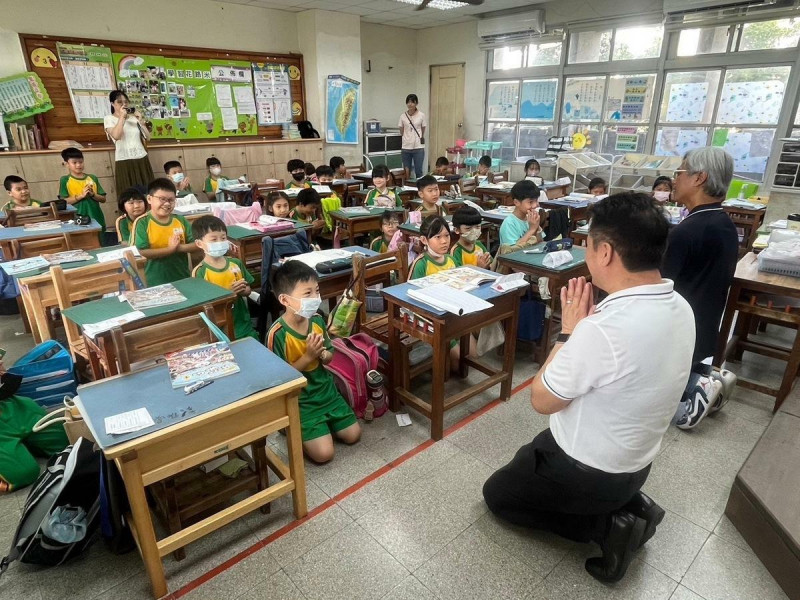 柯博文深入校園推動孝道教育，校長也親自陪他示範孝道跪安禮，鼓勵小朋友力行孝道，讓孝道從小深入人心。   圖：柯博文提供