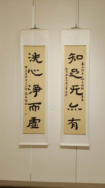 書法家簡英智禮佛修行，以之入書、入印，涵養本心，實踐馬祖道一禪師的「平常心是道」，不忘初心，反璞歸真，汲取書法精髓，如如不動，不迷失於當下時尚的炫目書風。已然臻於書印會通境地。「還至本處─簡英智七十書篆展」，更為人生七十「從心、古稀」之年重要階段留下璀璨的一頁。   圖：黃博郎／攝