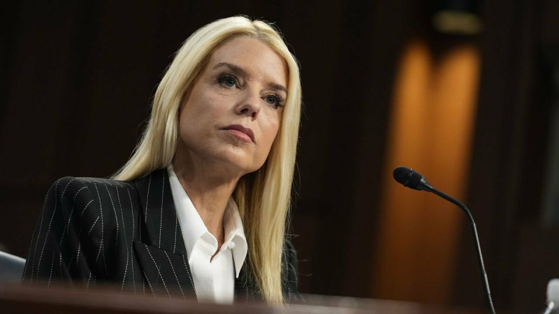 帕姆·邦迪（Pam Bondi）在宣誓就任美國司法部長的數小時內，即發布一系列重大司法指令，展現她對司法改革的強硬立場。   圖:翻攝自X帳號@BehizyTweets