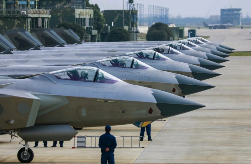 2024 年中國的殲-20 戰鬥機年產量超過 100 架，這一數字與洛馬 F-35 系列戰鬥機的交付量相當。圖為殲-20 。   圖:翻攝自騰訊網