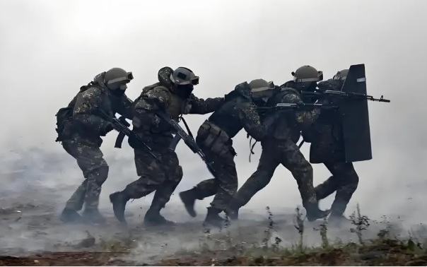 近期俄軍強行突破了烏軍在奧爾斯基河西岸的防線，直逼庫皮揚斯克。(示意圖)   圖：翻攝自 雷姐的機械空間