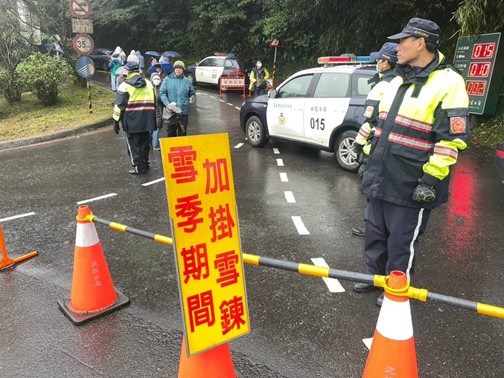 寒流來襲，北市陽明山可能有下冰霰及降雪機會，交通大隊因應可能賞雪人、車潮，規劃三階段交管方案。   圖：北市交通大隊提供