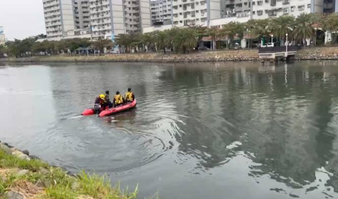 警方專案小組協同潛水救難團體，搭乘消防局救生艇沿運河水域往入港口搜尋屍塊。   圖：孫家銘翻攝