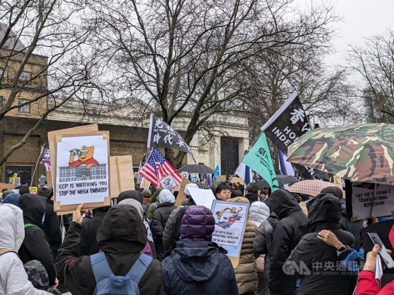 中國擬在倫敦新建巨型使館，8日引發近2000名旅英中國、香港、維吾爾、圖博（Tibet，西藏）等異議社群，以及地方居民和「對華政策跨國議會聯盟」（IPAC）等非政府組織集結抗議。   圖/中央社