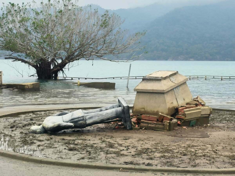 嘉義大埔地震後曾文水庫蔣公銅像沉泥，國民黨有黨員號召修復，南水署回應。   圖：翻攝自臉書