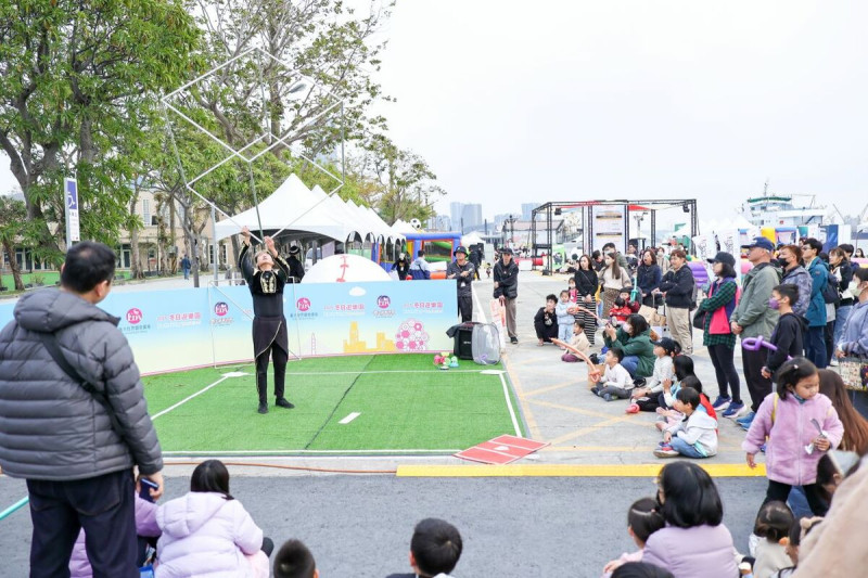 親子運動派對現場除有運動闖關體驗和運動市集，也安排大小朋友喜愛的表演活動。   圖：高雄市運發局提供