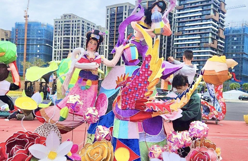 桃園全國花燈競賽特優作品「蛇逢雙春迎鳳凰」。   圖：高雄市教育局提供