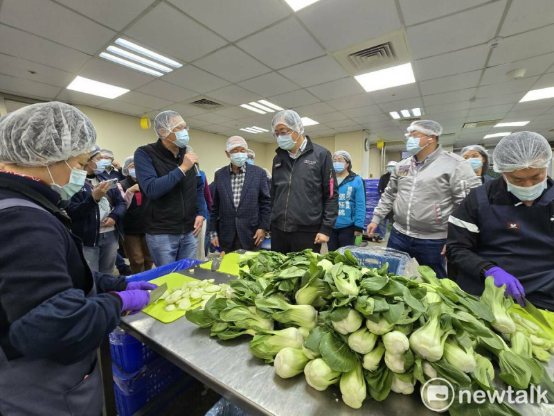 張善政視察專供學校團膳使用的有機蔬菜截切工作情形。   圖：林昀真／攝