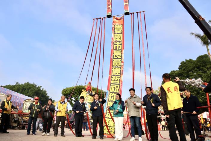 今日上午台南鹽水武廟隆重舉行起炮儀式，將在2天內完成遶境儀式，並分別開炸鹽水區內約250座炮城。   圖：台南市政府／提供